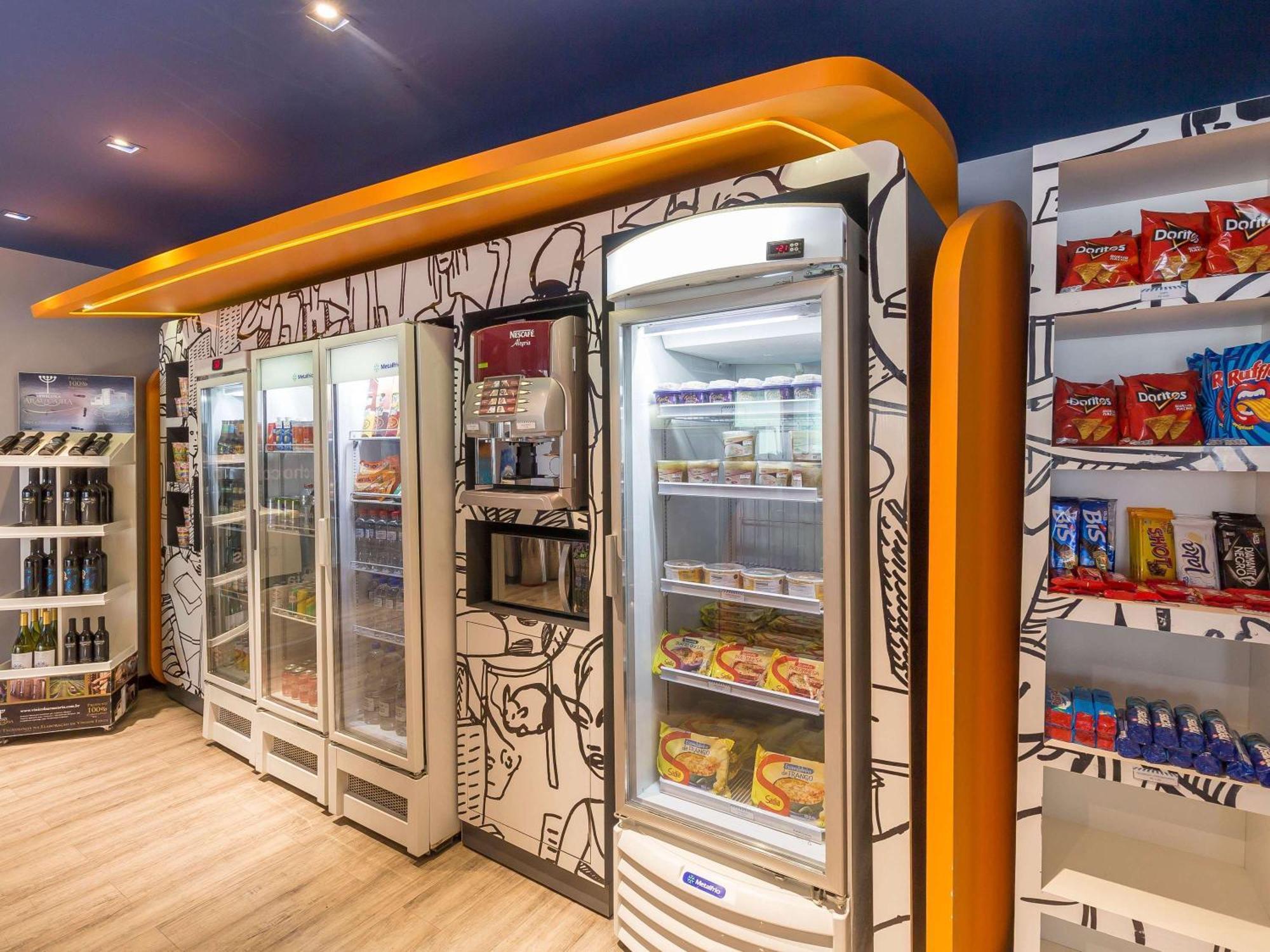 Отель Ibis Budget Curitiba Centro Экстерьер фото