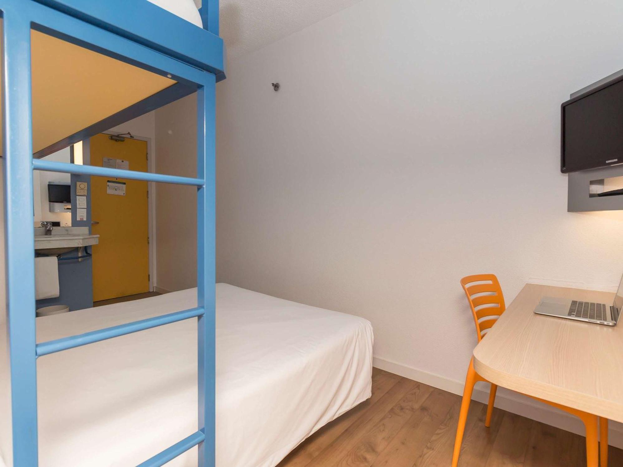 Отель Ibis Budget Curitiba Centro Экстерьер фото