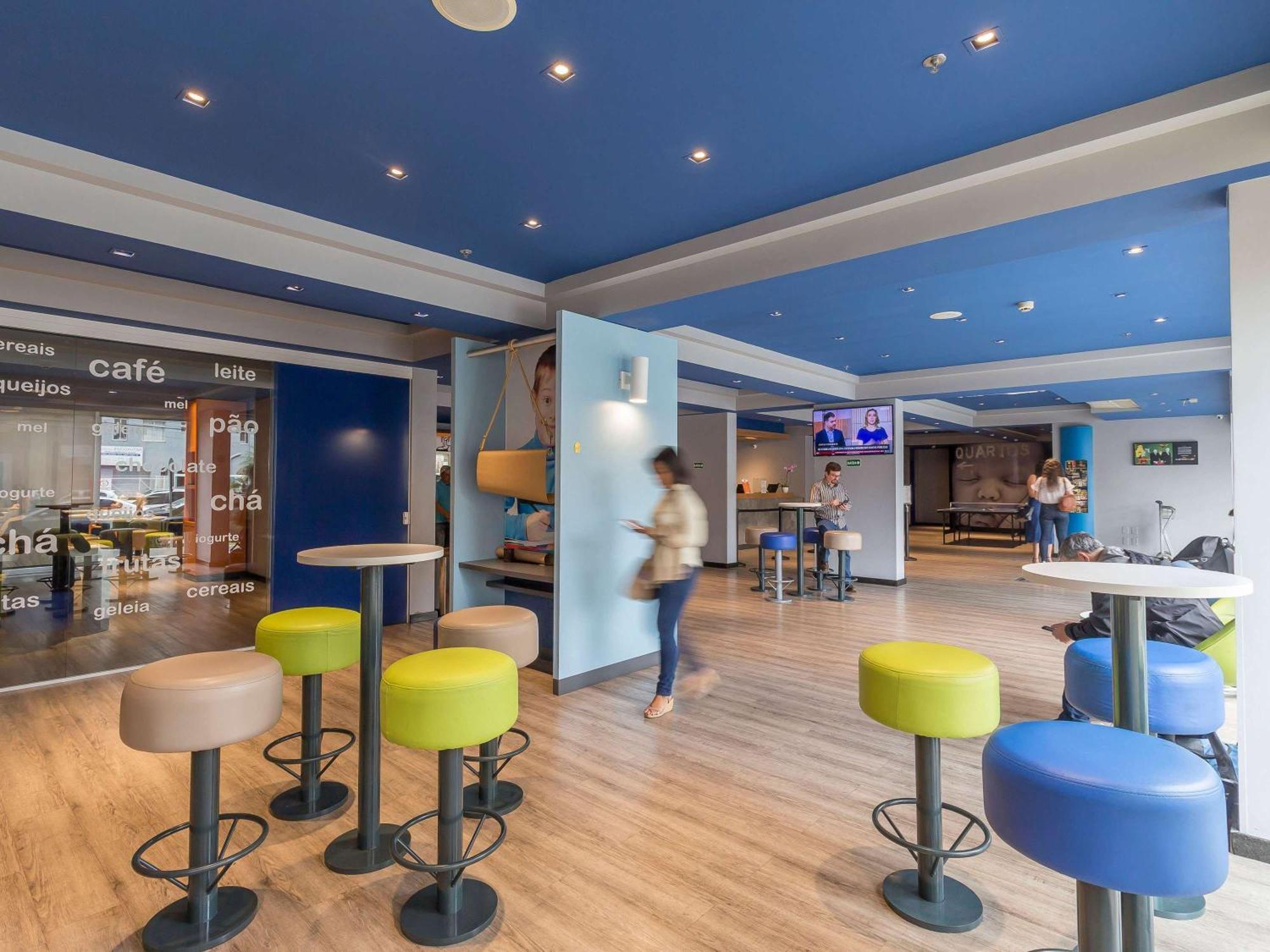 Отель Ibis Budget Curitiba Centro Экстерьер фото